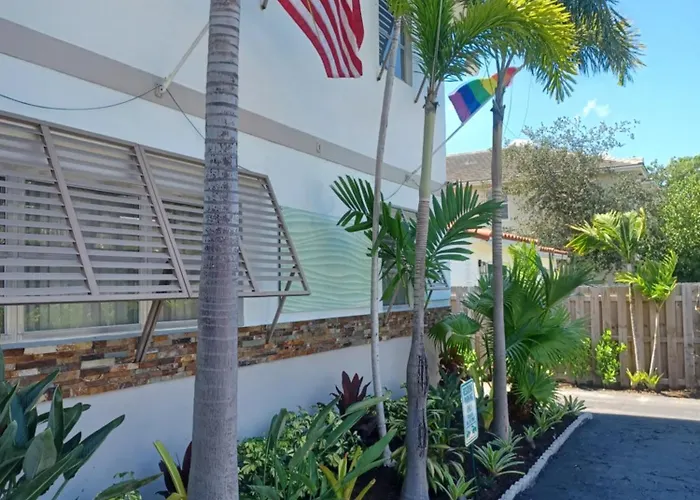 The Big Coconut Guesthouse - Gay Men'S Resort Fort Lauderdale